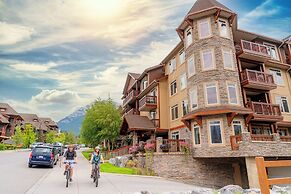 Falcon Crest Lodge by CLIQUE