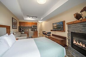 Falcon Crest Lodge by CLIQUE