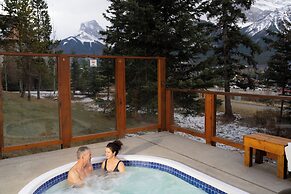 Falcon Crest Lodge by CLIQUE