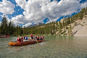 Falcon Crest Lodge by CLIQUE