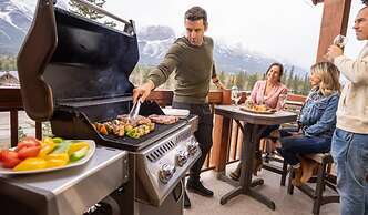 Falcon Crest Lodge by CLIQUE