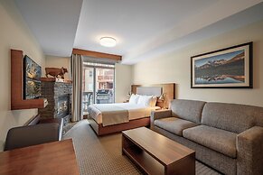 Falcon Crest Lodge by CLIQUE