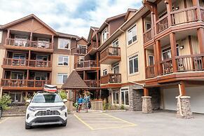 Falcon Crest Lodge by CLIQUE