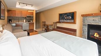 Falcon Crest Lodge by CLIQUE