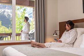 Falcon Crest Lodge by CLIQUE