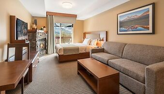 Falcon Crest Lodge by CLIQUE