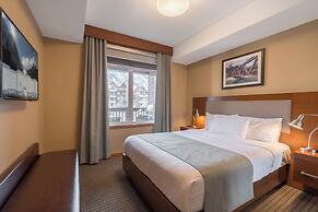 Falcon Crest Lodge by CLIQUE