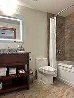 Falcon Crest Lodge by CLIQUE