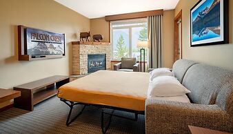 Falcon Crest Lodge by CLIQUE