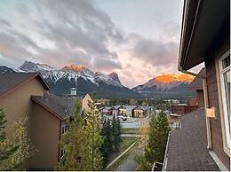 Falcon Crest Lodge by CLIQUE