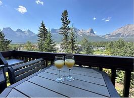 Falcon Crest Lodge by CLIQUE