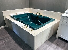 The Georgian Lakeside Resort