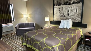 Super 8 by Wyndham Gilman