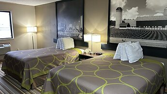 Super 8 by Wyndham Gilman