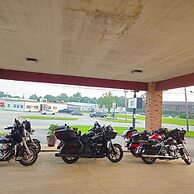 Watseka 24 Inn & Suites
