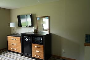 Watseka 24 Inn & Suites