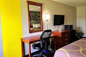 Super 8 by Wyndham Vincennes