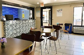 Super 8 by Wyndham Vincennes