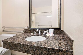 Super 8 by Wyndham Austin/Airport South