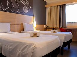 ibis Macae