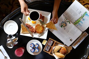 The Ritz-Carlton Jakarta, Mega Kuningan