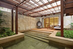 The Ritz-Carlton Jakarta, Mega Kuningan