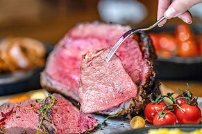 The Ritz-Carlton Jakarta, Mega Kuningan