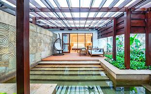 The Ritz-Carlton Jakarta, Mega Kuningan