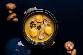 The Ritz-Carlton Jakarta, Mega Kuningan