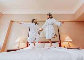 The Ritz-Carlton Jakarta, Mega Kuningan