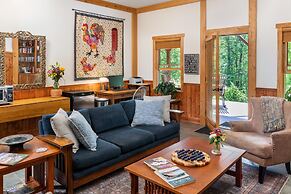 Bent Creek Lodge Bed & Breakfast