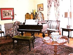 Whistler's Inn Bed & Breakfast