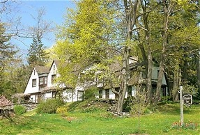 Whistler's Inn Bed & Breakfast