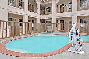Super 8 by Wyndham Montgomery/ Lake Conroe