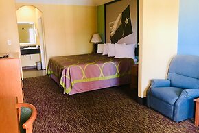 Super 8 by Wyndham Montgomery/ Lake Conroe