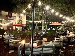 Captain Wohlt Inn Bed & Breakfast