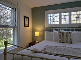 Sand Bar Cottage Inn