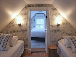 Sand Bar Cottage Inn