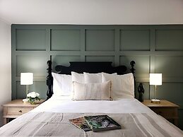 Sand Bar Cottage Inn