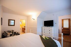 Sand Bar Cottage Inn