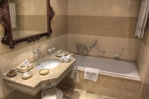 Convento do Espinheiro, Historic Hotel & Spa