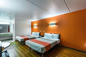 Motel 6 Cleveland, TX