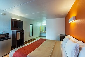 Motel 6 Cleveland, TX