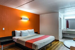 Motel 6 Cleveland, TX