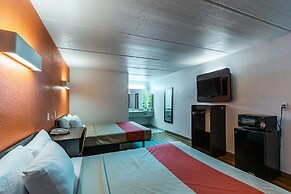 Motel 6 Cleveland, TX