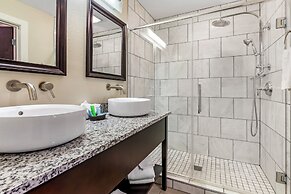 Polynesian Hotel & Suites Wisconsin Dells/Lake Delton