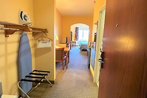 Super 8 by Wyndham Topeka at Forbes Landing