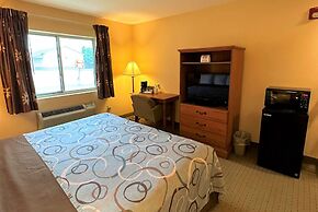 Super 8 by Wyndham Topeka at Forbes Landing