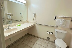 Super 8 by Wyndham Topeka at Forbes Landing