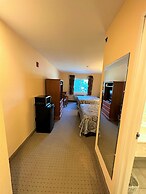 Super 8 by Wyndham Topeka at Forbes Landing